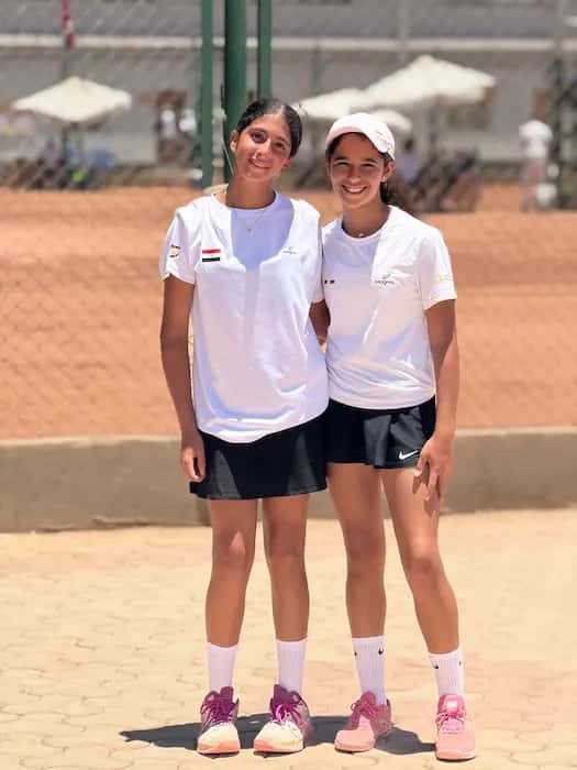 أمنية أحمد سمرة مع زميلاتها في منتخب مصر